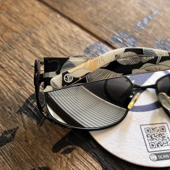 Vera Bradley sunglasses 🕶️ - Picture 9 of 11